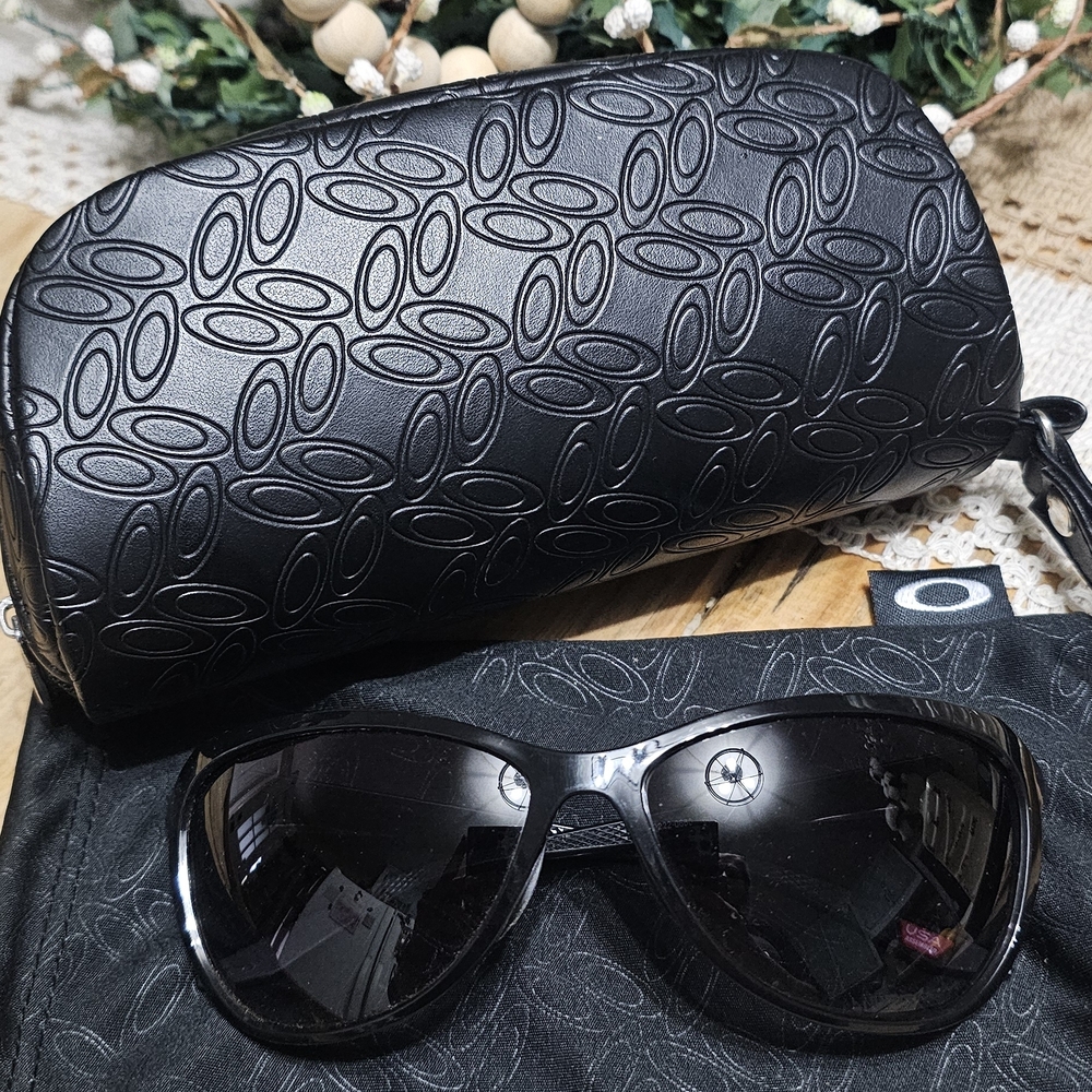 Authentic Oakley Cohart Glossy Black Sunglasses with Embossed Case & Lens Cloth